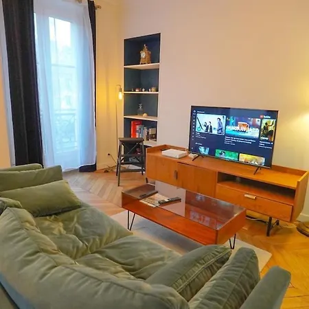 6 Chic Spacious Flat Moulin Rouge * Parijs